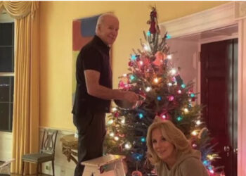 FOTO/ Presidenti amerikan publikon foton, zbukuron pemën e Krishtlindjes me ndihmën e bashkëshortes, Jill