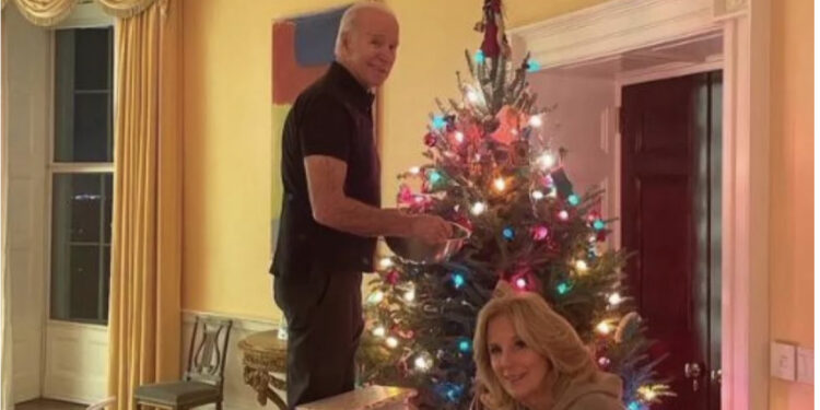 FOTO/ Presidenti amerikan publikon foton, zbukuron pemën e Krishtlindjes me ndihmën e bashkëshortes, Jill