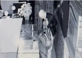 Grabitet servisi i celularëve në Shkodër, dy të rinjtë futen njëri me kapuç e tjetri me maskë në fytyrë dhe marrin çfarë gjejnë përpara!