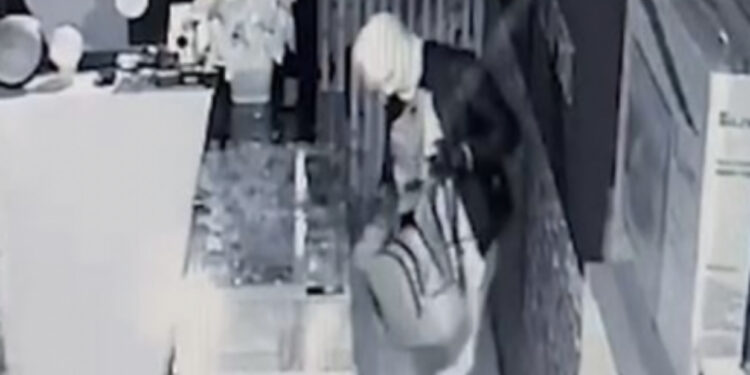 Grabitet servisi i celularëve në Shkodër, dy të rinjtë futen njëri me kapuç e tjetri me maskë në fytyrë dhe marrin çfarë gjejnë përpara!