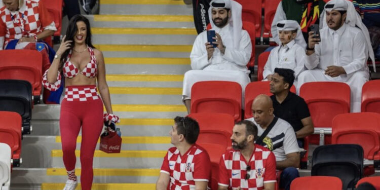 Tifrozja kroate Ivana Knoll rrëmben vëmendjen e sheikëve në tribunat e Botërorit 2022