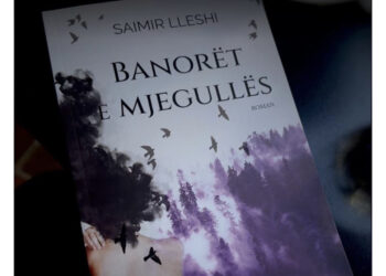 “Banorët e mjegullës”, një roman mbi pamundësinë e një populli. Si përshkruhet fati i një vendi përmes historisë gati tragjike të një gazetareje