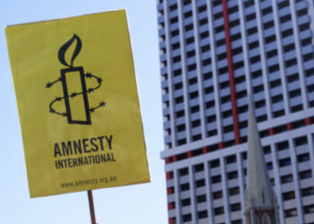 Plani i Sunak për të dëbuar shqiptarët ilegalë, reagon ashpër Amnesty Internacional: Do sjellë pasoja katastrofike për emigrantët!