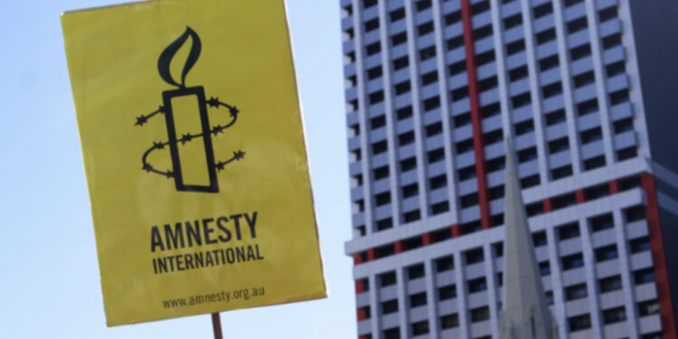 Plani i Sunak për të dëbuar shqiptarët ilegalë, reagon ashpër Amnesty Internacional: Do sjellë pasoja katastrofike për emigrantët!