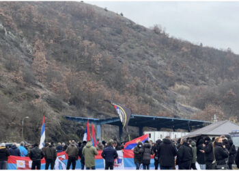 Tensionet në veri të Kosovës, serbët protestojnë në Jarinjë