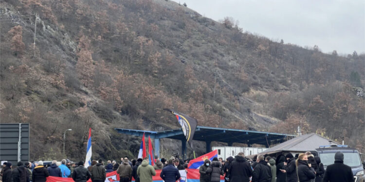 Tensionet në veri të Kosovës, serbët protestojnë në Jarinjë