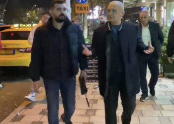 VIDEO/ Meta shfaqet në rrugët e Tiranës dhe takon qytetarët: Për të dëgjuar dhe zgjidhur hallet e tyre