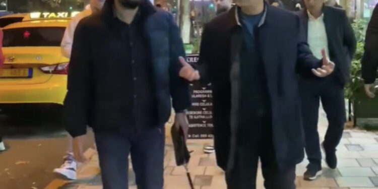 VIDEO/ Meta shfaqet në rrugët e Tiranës dhe takon qytetarët: Për të dëgjuar dhe zgjidhur hallet e tyre