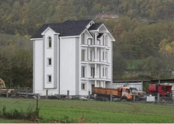 Mediat britanike: Luks përrallor! Ja cili është fshati shqiptar i ndërtuar plotësisht nga ‘Çunat e Londres’