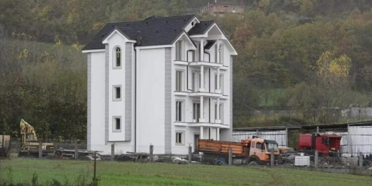 Mediat britanike: Luks përrallor! Ja cili është fshati shqiptar i ndërtuar plotësisht nga ‘Çunat e Londres’