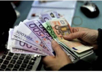 Zhvlerësimi i Euros prek rekord të ri historik, monedha europiane bie për herë të parë poshtë 116 lekëve