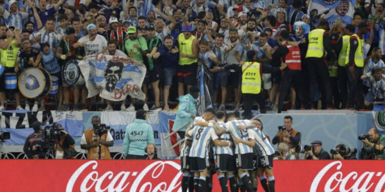 Argjentina triumfon ndaj Australisë dhe kalon në çerekfinale të Kupës së Botës