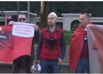 Protestë e papritur para Ambasadës së Serbisë në Tiranë