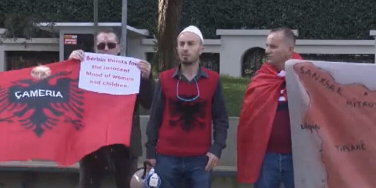 Protestë e papritur para Ambasadës së Serbisë në Tiranë