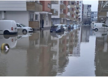 Moti i keq, 20 familje të izoluara nga uji në Krujë