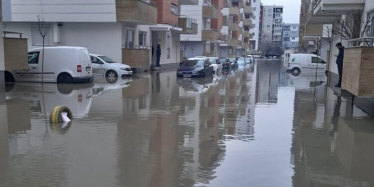 Moti i keq, 20 familje të izoluara nga uji në Krujë