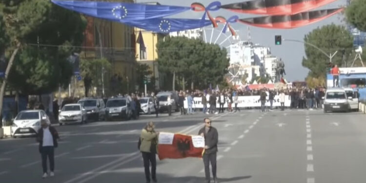 FOTO: Protestuesit e opozitës mblidhen në Bulevard, me pankarta në anglisht për liderët e BE
