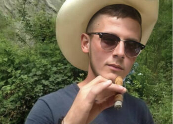 E parakaloi me makinë, ky është i riu që goditi 4 herë me thikë 37-vjeçarin në Gramsh