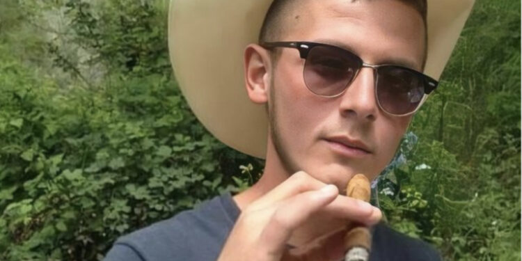 E parakaloi me makinë, ky është i riu që goditi 4 herë me thikë 37-vjeçarin në Gramsh