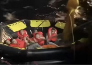 Përmbyset luftanija e Tajlandës, 31 marinarë të zhdukur