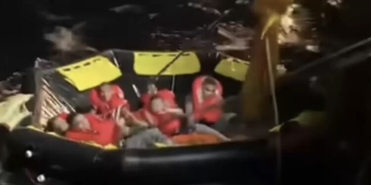 Përmbyset luftanija e Tajlandës, 31 marinarë të zhdukur