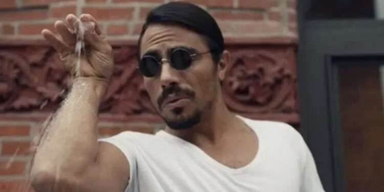 Pagoi qindra dollarë për biftekun, klienti “shpërthen” ndaj Nusretit: Erdhi me kufje për të na prerë biftekun