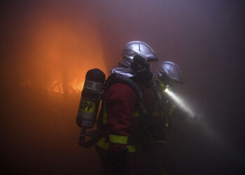 “Dëgjuam ulërimat e fëmijëve”, TRAGJEDI në Francë, zjarri përfshin pallatin, digjen 10 persona mes tyre 5 të mitur