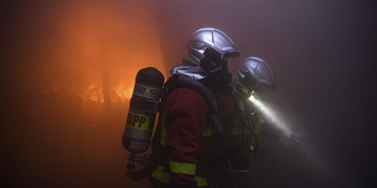 “Dëgjuam ulërimat e fëmijëve”, TRAGJEDI në Francë, zjarri përfshin pallatin, digjen 10 persona mes tyre 5 të mitur