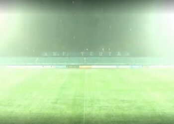VIDEO/ Stuhi breshëri në stadiumin “Niko Dovana”, lojtarët ndërpresin lojën dhe vrapojnë në dhomat e zhveshjes