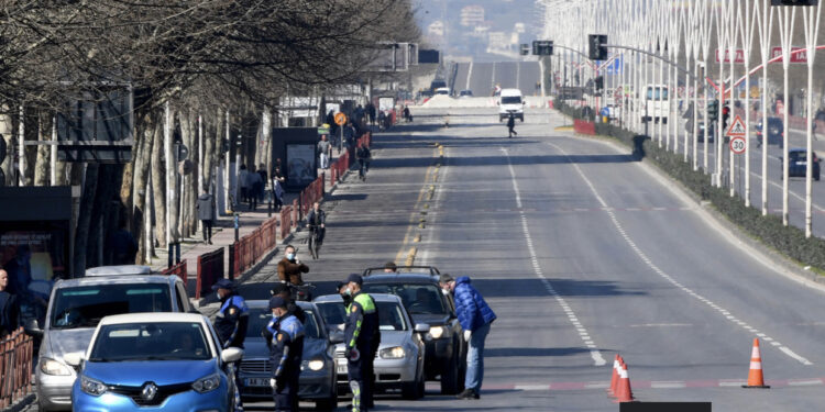 SAMITI/ Autobusët parkohen, rrugët bllokohen, ku nuk duhet të kaloni sot