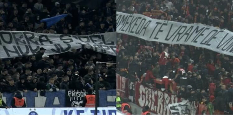 FOTO/ Tifozët luajnë derbin në tribuna, shihni banderolat thumbuese të të dyja tifozerive