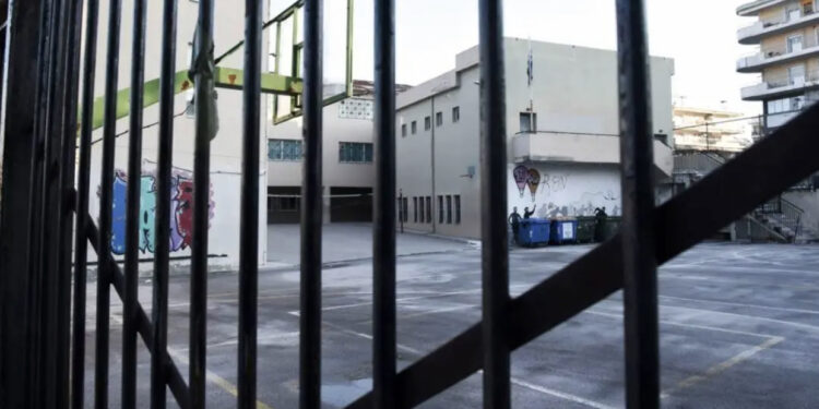 Alarm për bomba në dy shkolla të Selanikut, Policia evakuon nxënësit me urgjencë