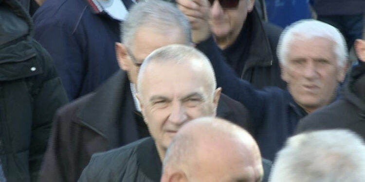 Gati! Meta mbërrin në selinë e PD