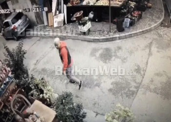 VIDEO/ I shpenguar duke ecur rrugës pas daljes nga xhamia, lëvizjet e fundit të 31-vjeçarit para sulmit ndaj Berishës