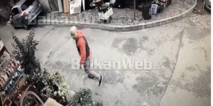 VIDEO/ I shpenguar duke ecur rrugës pas daljes nga xhamia, lëvizjet e fundit të 31-vjeçarit para sulmit ndaj Berishës