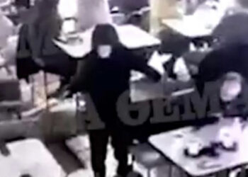 Qëndroi jashtë deri sa porosia u krye/ Kush është bashkëpunëtori i vrasësit të Kreshnik Çerçizajt dhe Armando Ogranjas në Athinë!