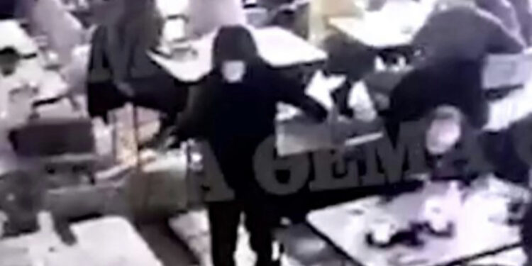 Qëndroi jashtë deri sa porosia u krye/ Kush është bashkëpunëtori i vrasësit të Kreshnik Çerçizajt dhe Armando Ogranjas në Athinë!