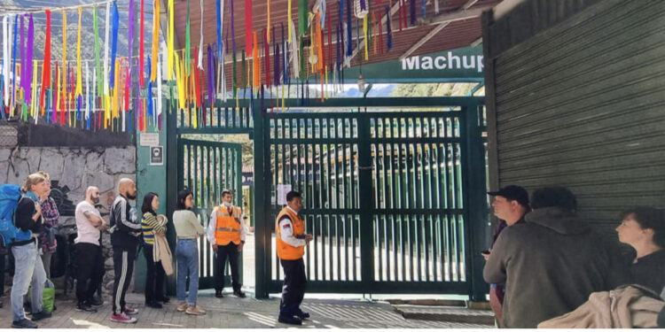 Peruja “zien” nga protestat politike, qindra turistë të bllokuar në Machu Picchu