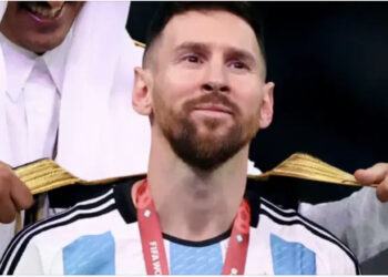 VIDEO/ Çfarë ishte manteli që sheiku i veshi Messit?