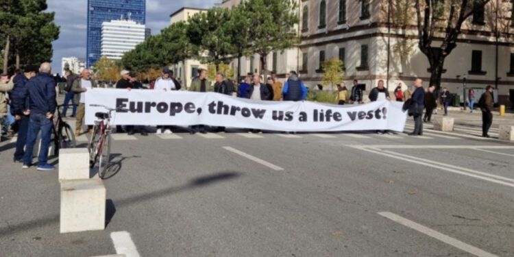FOTO/ ‘Europë, na hidh një jelek shpëtimi’/ Protestuesit me sloganet e para