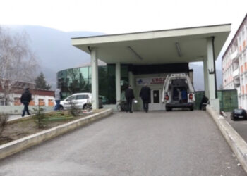 Dëshmia tronditëse në Kosovë / Foshnja futet bashkë me çarçafët në lavatriçen e spitalit, nxirret e vdekur