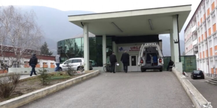 Dëshmia tronditëse në Kosovë / Foshnja futet bashkë me çarçafët në lavatriçen e spitalit, nxirret e vdekur