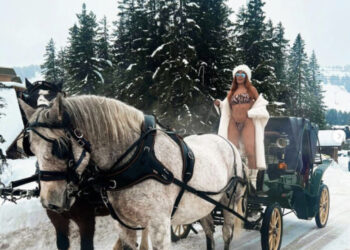 FOTO/ Me bikini në dëborë, këngëtarja shqiptare “i vë flakën” rrjetit