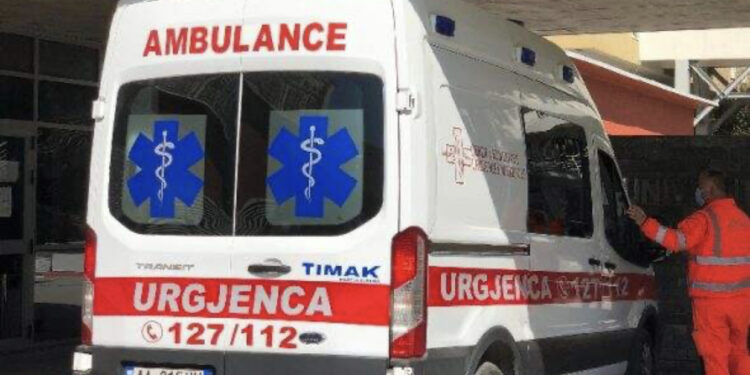 E rëndë në Tiranë! 77-vjeçarja po lante xhamat, bie nga ballkoni