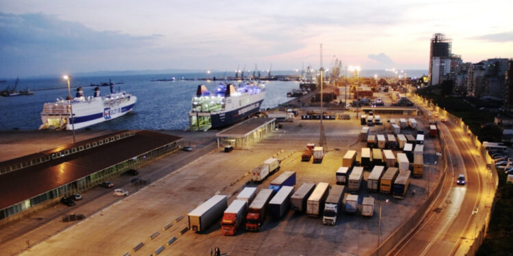 INSTAT: Bie transporti i mallrave nga portet dhe me hekurudhë, rritet nga ajri