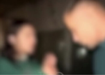 VIDEO SHOKUESE! Të rinjtë dhunojnë fizikisht dhe bullizojnë vajzën në Durrës: Ulu puthi këmbën Kiarës