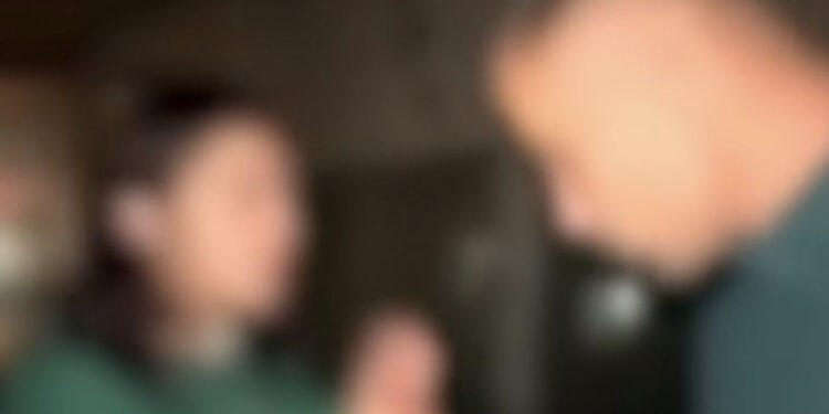 VIDEO SHOKUESE! Të rinjtë dhunojnë fizikisht dhe bullizojnë vajzën në Durrës: Ulu puthi këmbën Kiarës