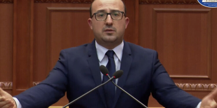 Projektligji për vreshtarinë dhe verën, deputeti i PD: Unë s’kam flokë, ju hapni parukeri! Rrushi është tharë, vaji po zë vajin se nuk e blen njeri