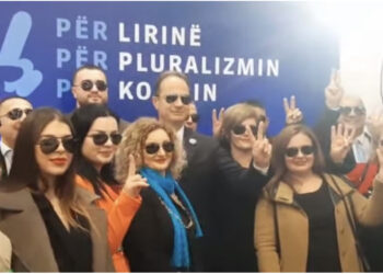 Me syze dhe dy gishtat lart, demokratët e Elbasanit surprizojnë Berishën në 32 vjetorin e PD