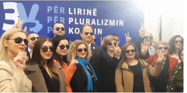 Me syze dhe dy gishtat lart, demokratët e Elbasanit surprizojnë Berishën në 32 vjetorin e PD